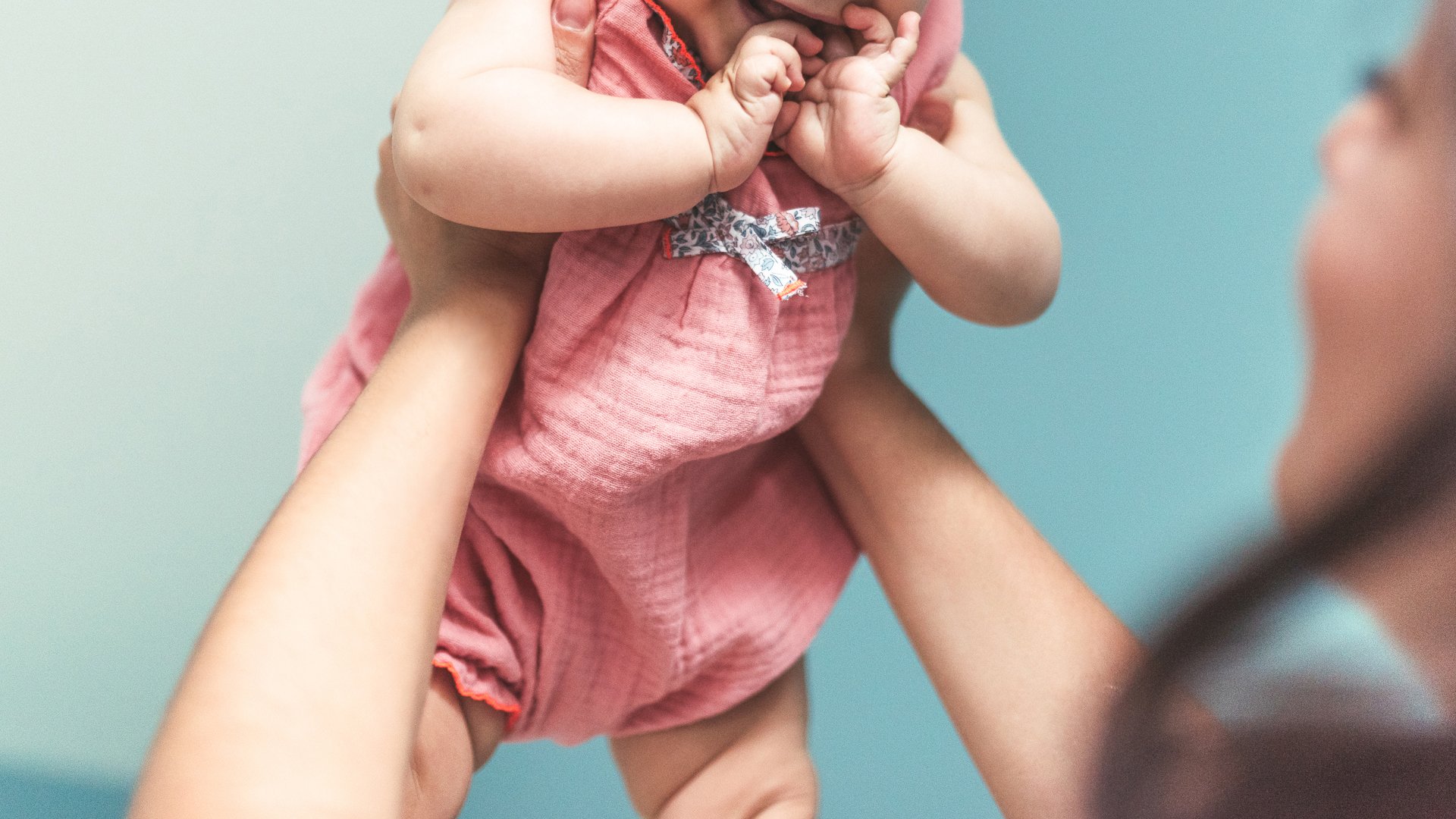 Combinaison bébé fille à fleurs : la salopette de l'été